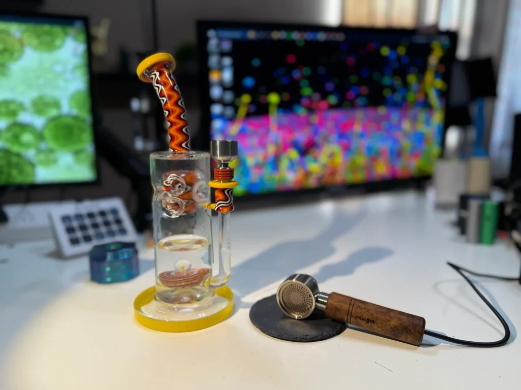 Musa 3000 next to a bong