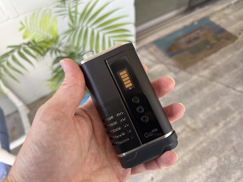 arizer go srt in hand